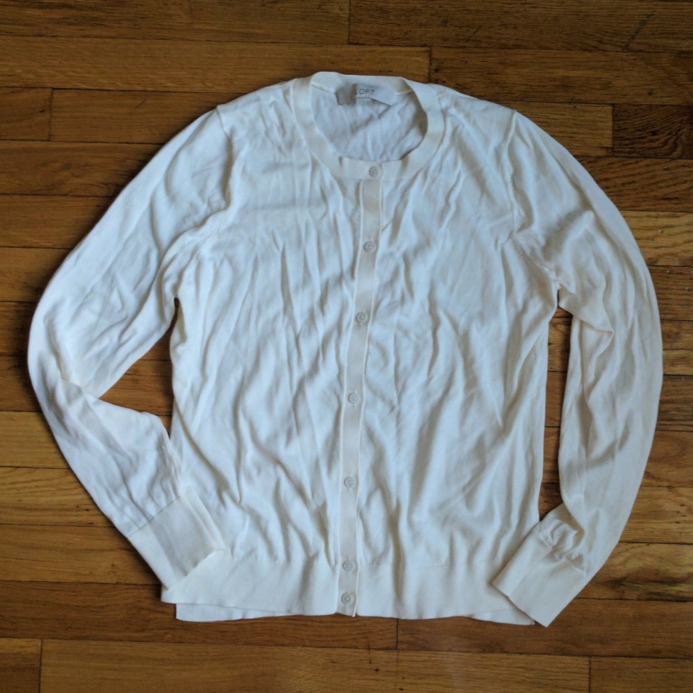 Cream colored Loft signature cardigan w/ split hem